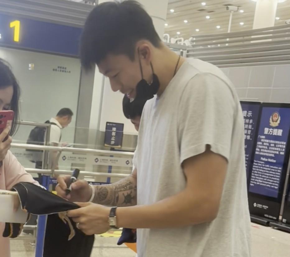 九游体育官方网站-新援来了！张镇麟乘机抵达浦东机场，即将与上海男篮会合